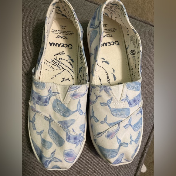 Toms retired whale slip ons. Worn once! Size 3 youth - Picture 1 of 3
